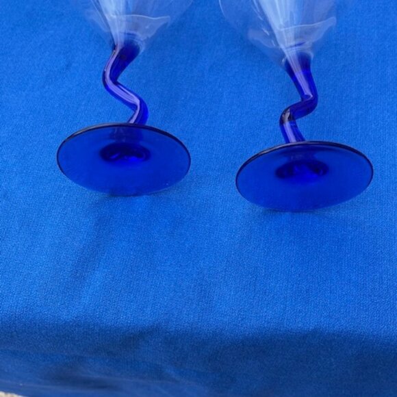 Memphis style zigzag wine glasses with cobalt blue base. - Picture 5 of 5